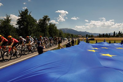 El Tour de França travessa els Pirineus acompanyat d’una bandera gegant de la Unió Europea en mostra de solidaritat transfronterera