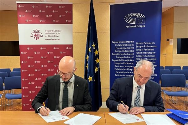 L’Il·lustre Col·legi de l’Advocacia de Barcelona i l’Oficina del Parlament Europeu a Barcelona signen un acord de col·laboració