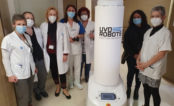 La Comissió dóna un robot de desinfecció a un hospital barceloní i confirma el lliurament d'altres 100 més.